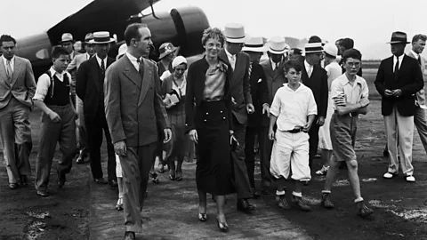 Alamy Desde que fue declarada muerta en 1939, el mundo ha quedado cautivado por el misterio que rodea la desaparición de Amelia Earhart.