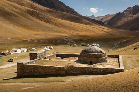 Tobhta de far am biodh carabhanaichean a' stad air seann Slighe an t-Sìoda ann an Kyrgyzstan