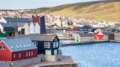 Aiaikawa/Getty Images Clues to the Shetlands' Norse heritage can be seen in Lerwick's street names and colourful buildings (Credit: Aiaikawa/Getty Images)