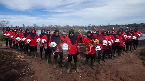 The all-women crew fighting Indonesia's peatland fires
