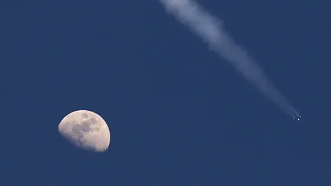 Getty Images La lune et la trajectoire de la fusée dans le ciel (Source de l'image : Getty Images)