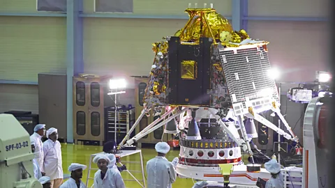 Fonte da imagem Getty Images O módulo de pouso indiano Chandrayaan-3 pousou na lua em agosto de 2023, e a Índia se comprometeu a enviar astronautas para lá em missões futuras