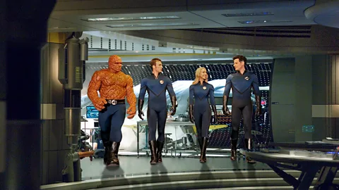 Para pemeran Fantastic Four (2005) sedang berjalan (Kredit: Alamy)