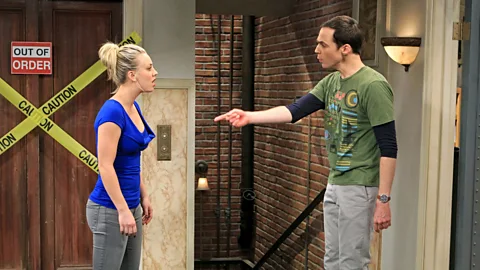 Getty Images La incomodidad social y la mala comunicación entre los personajes hicieron difícil escribir la comedia de The Big Bang Theory utilizando únicamente el diálogo (Crédito: Getty Images)