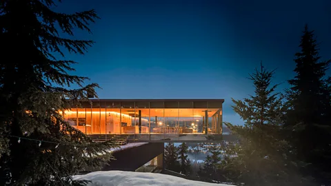 Fernando Guerra The low-lying, horizontal Flag House by Studio MK27 blends with its surroundings in Whistler (Credit: Fernando Guerra)