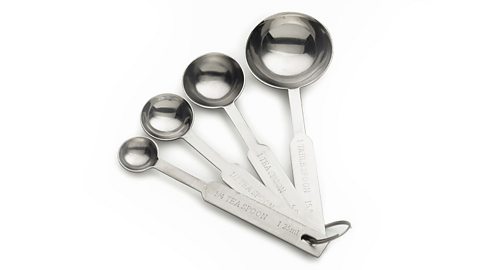 A set of measuring spoons