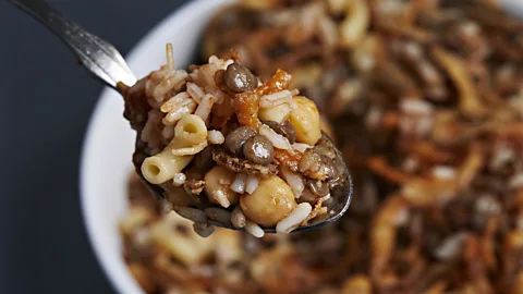 Uma colher de sopa de lentilha, arroz e macarrão (Fonte da imagem: Getty Images)