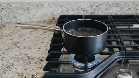 Boiling water on a gas hob