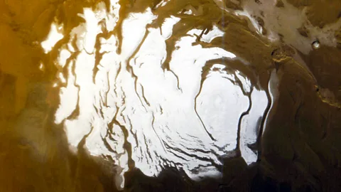 Getty Images Πρόσφατη έρευνα που χρησιμοποιεί ραντάρ από δορυφόρους σε τροχιά έχει δείξει ότι μπορεί να υπάρχει υγρό νερό κάτω από το νότιο πάγο του Άρη (Σύστημα: Getty Images)