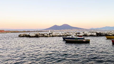 Andrea Carlo Martinez Il Vesuvio incombe sul Golfo di Napoli con tutti i suoi segreti acquatici.  (Credito: Andrea Carlo Martinez)