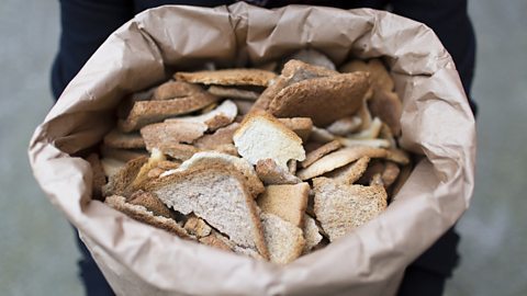 Feita a partir de crostas de pão velho, a receita de cerveja mais antiga do mundo está passando por