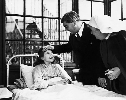 Aneurin Bevan, Ministear Slàinte na Dùthcha agus neach-stèidheachaidh an NHS, a' tadhal air Ospadal na Pàirce ann am Manchester, 1947