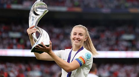 Leah Williason celebrates with the Euros trophy in 2022