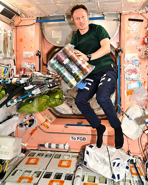 Ο αστροναύτης της ESA Matthias Maurer μεταφέρει ένα δέμα διαστημικής τροφής από την περιοχή καταγωγής του, το Σάαρλαντ