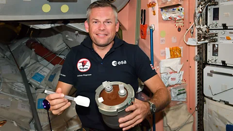 Πηγή εικόνας ESA/Nasa Λεζάντα εικόνας Ο αστροναύτης της Ευρωπαϊκής Διαστημικής Υπηρεσίας Andreas Mogensen πειραματίστηκε φτιάχνοντας μους σοκολάτας στην τελευταία του πτήση
