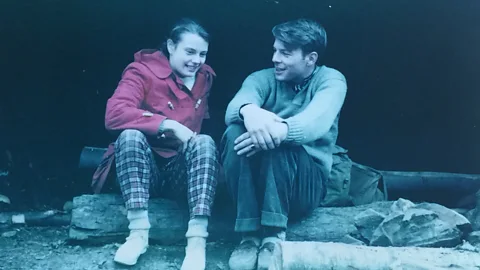 Skye Skinner Su and Bob Lum sitting on a log (Credit: Skye Skinner)