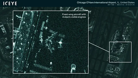 Iceye Σε αυτήν την εικόνα που παρέχεται από το Iceye, διαφορετικά αεροσκάφη μπορούν εύκολα να διακριθούν στην άσφαλτο ενός αεροδρομίου του Σικάγο (Πίστωση: Iceye)