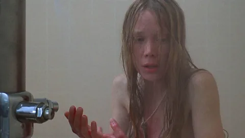 Alamy Classic Horror Carrie با قلع و قمع شدن شخصیت اصلی به دلیل قاعدگی در دوش مدرسه شروع می شود (اعتبار اعتبار Alamy)