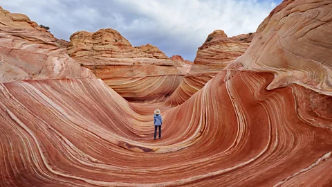 Getty Images 一名男子站在红色条纹峡谷中（图片来源：Getty Images）
