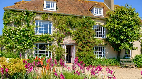 Alamy Vanessa Bell and Duncan Grant retreated to the Sussex farmhouse Charleston during World War One (Credit: Alamy)