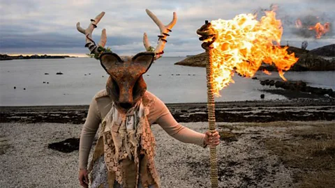 Visita Bodø La cultura tradicional sami también se exhibe en el festival folklórico Misterio del Solsticio de Verano de Bodø (Crédito: Visit Bodø)