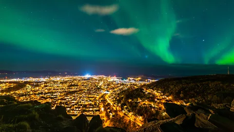 Alamy Las auroras boreales suelen ser visibles en Bodø y sus alrededores en invierno (Crédito: Alamy)