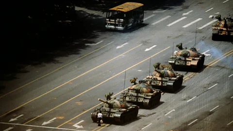 Stuart Franklin/Magnum Photos 'The Tank Man' parando a coluna de tanques T59, Praça da Paz Celestial, Pequim, China, 4 de junho de 1989, Stuart Franklin (Crédito: Stuart Franklin / Magnum Photos)