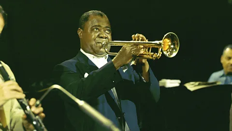 Getty Images Louis Armstrong dmuchający w trąbkę w BBC Television Centre (kolor) (Źródło: Getty Images)