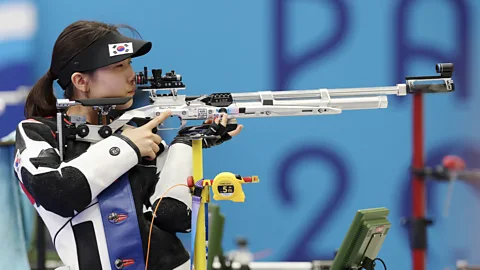 Getty Images 실내에서 고정된 타겟을 쏠 때 여성은 남성과 동등한 수준의 성과를 보인다(출처: Getty Images)