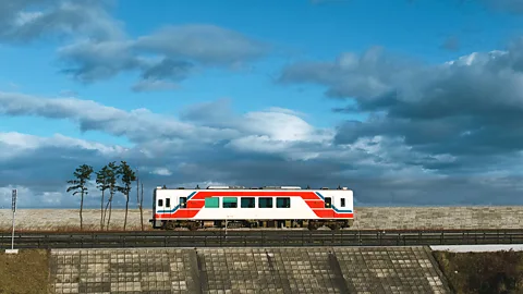 ゲッティイメージズ 野田市の防潮堤を通過する列車（写真提供：ゲッティイメージズ）