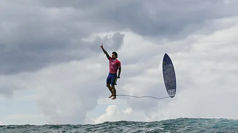 Getty Images O brasileiro Gabriel Medina reage após pegar uma onda grande na 5ª bateria da terceira rodada do surfe masculino em Teahupo'o, durante os Jogos Olímpicos de Paris 2024 (Crédito: Getty Images)