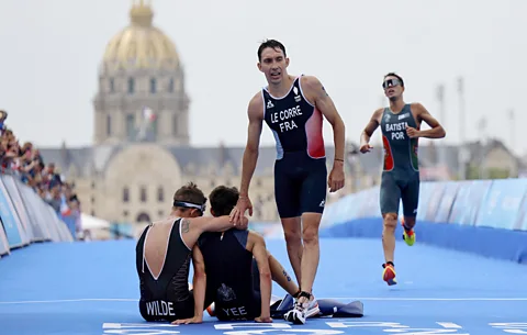 Reuters Hayden Wilde, Alex Yee, Pierre Le Corre e João Batista na linha de chegada do triatlo individual masculino das Olimpíadas de 2024 (Crédito: Reuters)