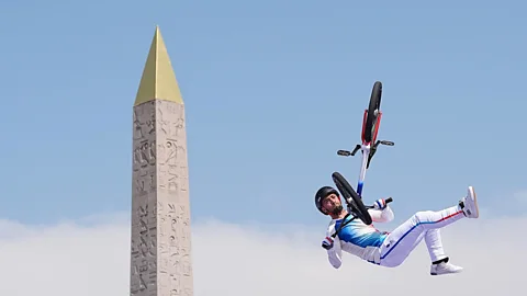 O ciclista francês de BMX Anthony Jeanjean faz uma manobra em frente ao Obelisco de Luxor na Place de Concorde durante as Olimpíadas de Paris (Crédito: Alamy)