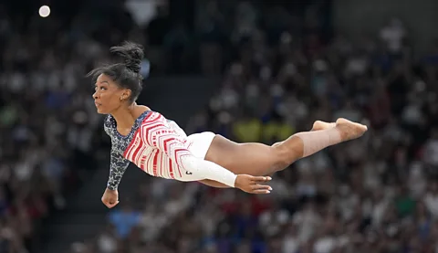 AP Simone Biles fazendo rotina de ginástica nas Olimpíadas de Paris 2024 (Crédito: AP)