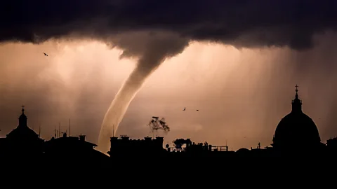 Getty Images Στην Ευρώπη, υπάρχουν περίπου 300 ανεμοστρόβιλοι στη στεριά το χρόνο (Σύστημα: Getty Images)