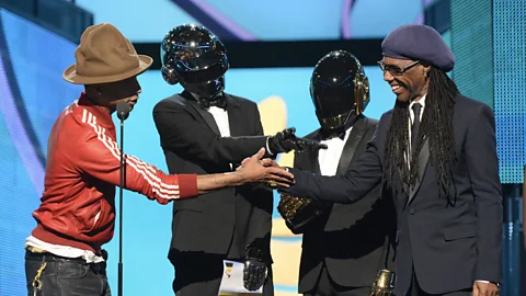 Getty Images Daft Punk (centro) com Pharrell Williams (esquerda) e Nile Rodgers (direita) – seu hit conjunto do verão de 2013, Get Lucky, deu início ao renascimento da discoteca (Crédito: Getty Images)