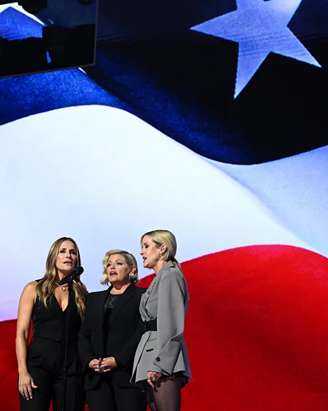 Getty Images As Chicks cantam o Star Spangled Banner com a bandeira dos EUA como pano de fundo na Convenção Nacional Democrata de 2024 (Crédito: Getty Images)