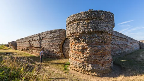 アラミー バーグ城は英国で最も保存状態の良いローマ時代の遺跡の一つです（クレジット：アラミー）