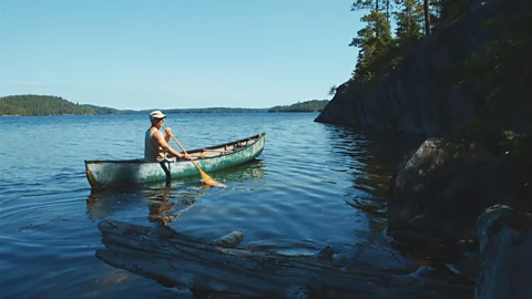 Kevin Kossowan Adventurer Les Stroud in a canoe (Credit score: Kevin Kossowan)