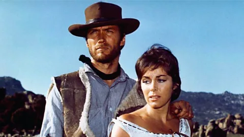 Alamy Clint Eastwood (esquerda) e Marianne Koch (direita) em Um Punhado de Dólares (1964) (Crédito: Alamy)