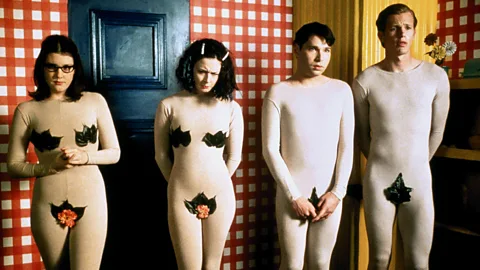 Alamy O clímax surreal do filme mostra os campistas obrigados a simular sexo heterossexual em collants nus (Crédito: Alamy)