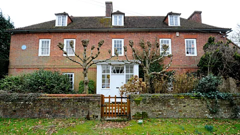 Alamy Farleys Farmhouse at Muddles Green, East Sussex was a sanctuary for Lee Miller after her harrowing experiences as a war photographer (Credit: Alamy)