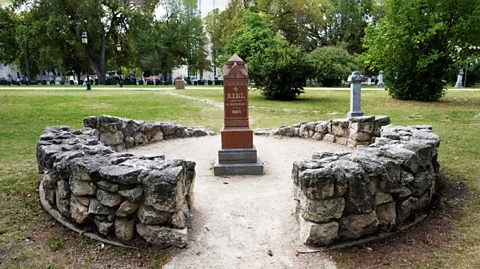 Phil Hossack Louis Riel adalah salah satu tokoh terpenting dalam sejarah Métis, dan Sinclair selalu mengunjungi makamnya di Katedral Saint Boniface (Kredit: Phil Hossack)