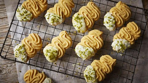 Saffron, pistachio and white chocolate Viennese biscuits