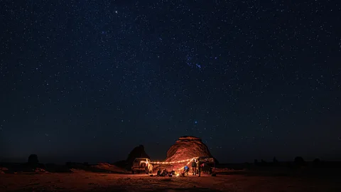 アルウラ王立委員会 アルウラの空は真っ暗で有名で、砂漠での星空観察に別世界のような背景を作り出しています（写真提供：アルウラ王立委員会）