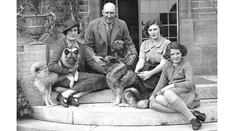 Getty Images Pamela (segunda à direita) cresceu em uma família aristocrática em Minterne, Dorset, 1937 (Crédito: Getty Images)