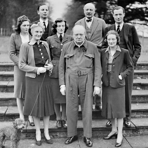 Alamy Pamela (extrema esquerda) retratada em Chartwell em 1945 com seu sogro, o então primeiro-ministro Winston Churchill, sua esposa Clementine e outros membros da família (Crédito: Alamy)