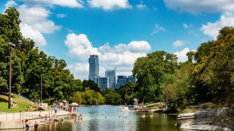 Alamy オースティンのあらゆる階層の人々が、ジルカーメトロポリタン公園のバートンスプリングスプールでリラックスしたり、水遊びをしたり、日光浴をしたりするためにやって来ます (クレジット: Alamy)