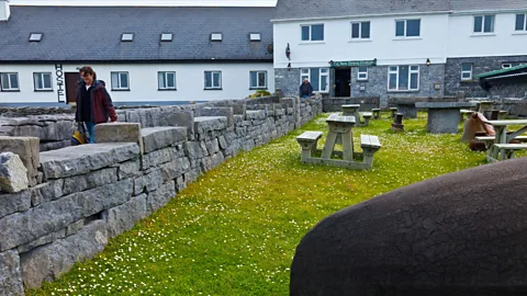 Alamy Tigh Ned on Inisheer island not only hosts excellent trad sessions, but its kitchen serves up an excellent crab special (Credit: Alamy)