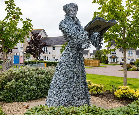 Carragh-cuimhne leis an t-snaidheadair Andy Scott do 81 den luchd-còmhnaidh ann am Prestonpans, Lodainn an Ear, a chaidh a chur gu bàs airson buidseachd anns an t-16mh linn.